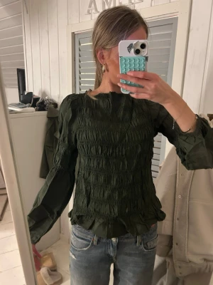 grön smockad tröja - helt oanvänd med prislapp kvar!❣️