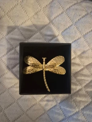 Guldfärgad trollslända ring  - GRATIS GÅVA MED VARGE ORDER!! Supertrendig stockholmsstil tjejer, ring guld. Vinter ring smycke. Gjord av mässing stål, jag svarar och skickar alltid snabbt!