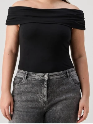 Svart offshoulder topp - Svart offshoulder topp från Kappahls XLNT serie, med snygg draperad kant över axlarna. Toppen är väldigt lite använd.