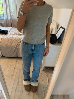 Blå raka jeans med normal passform - Säljer ett par klassiska blå jeans med rak passform och normal midja. Jeansen har en tidlös look med fem fickor och är tillverkade i ett tåligt denimtyg. Perfekta för dig som gillar en enkel och avslappnad stil.