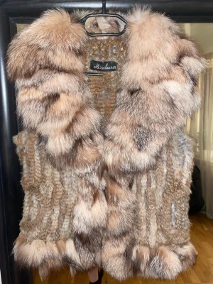 Snygg & Elegant Pälsväst  - Superfin väst i äkta päls. Den har krok-knäppen & fickor, Storlek S. Västen har aldrig någonsin blivit använd, inte ens av mig, utan den har bara hängt i en försluten klädpåse i garderoben. Men nu är det på tiden att den kommer till rätt girlie som verkligen kan ge västen den uppmärksamhet den förtjänar då den är både sjukt iconic & unik! Den passar verkligen till mer eller mindre alla stilar & är gjord på det mjukaste, skönaste & mysigaste materialet - så den känns som en dröm att ha på sig ✨ 