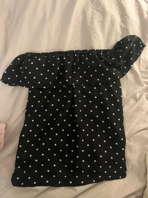 Prickig volangtopp - Söt prickig volangtopp, off shoulder. Storlek xs men passar även s