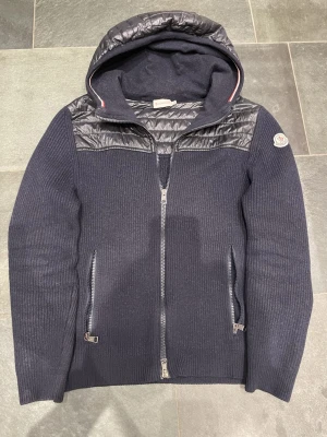Moncler Cardigan - Säljer en mycket sällsynt Moncler Cardigan i storlek M. Perfekt som vårjacka! Mycket bra skick, 9/10. Sparsamt använd! Självklart äkta! Nypris: 10000 kr, mitt pris: 4500 kr. För mer bilder skriv privat! 