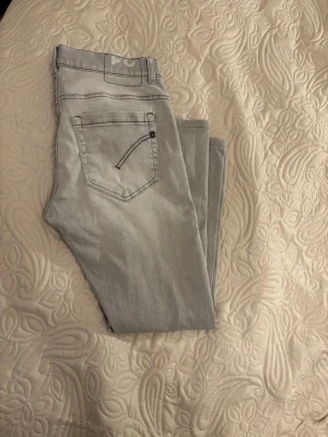 👖 Dondup George jeans – Ljusgrå, storlek 31 - Säljer ett par Dondup George jeans i ljusgrå färg, väldigt snygga och moderna ✅ Slim och stilren passform som ger ett exklusivt intryck ✅ Ljusgrå färg som passar perfekt till både mörka och ljusa plagg ✅  Storlek: 31 ✅ Pris går såklart att diskutera vid snabb affär ✅ Hör av dig vid frågor eller intresse ✅