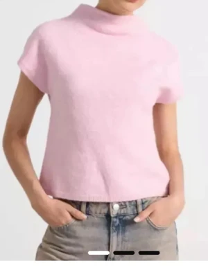 Ljusrosa stickad topp med kort ärm - Supersöt ljusrosa stickad topp med korta ärmar och hög hals. 