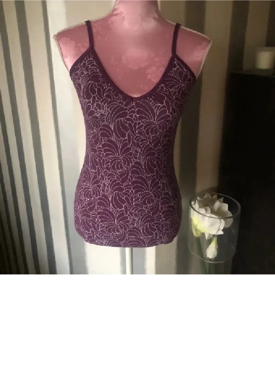 Lila blommig linnetopp med smala band