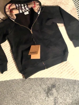 Burberry zip tröja  - Väldigt skön, håller värmen.