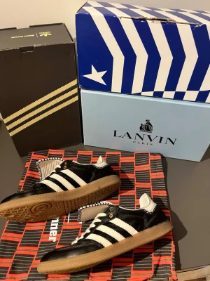 Adidas Wales Bonner Samba sneakers - Unika Adidas Wales Bonner Samba sneakers i svart och vitt med klassiska tre ränder på sidan. Ovandel i skinn och pälsdetaljer, gummisula och coola kontrastsömmar. Tungan har Wales Bonner-logga och extra bred design. Perfekta för dig som vill sticka ut med stil. Dustbag medföljer 😇😇😇