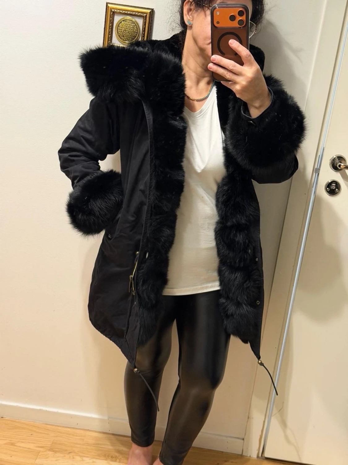 Svart parkajacka med pälsdetaljer - 3