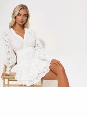 Vit kort klänning med broderade blommor - Superfin vit kort klänning med v-ringning, långa ärmar och broderade blommor över hela tyget. Klänningen har markerad midja, knappar framtill och volangig kjol. Perfekt för sommarens alla tillfällen! Materialet känns lätt och luftigt.