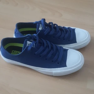 Converse chuck taylor 2 - Blå converse i strl 37 endast använda 1-3ggr. OBS ena skosnöret är trasigt se bild nr 3, går att knyta snören.