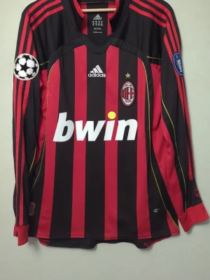 AC Milan #21 Pirlo 🇮🇹 - Tjena, säljer en väl bevarad och välskött AC Milan tröja som jag har använt inte mer än 4 gånger. Ser helt fräsch och i bra kvalitet. Hör av om det finns funderingar! 💯