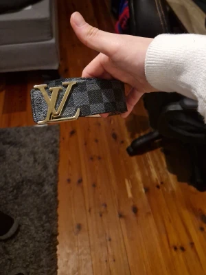 Louis Vuitton bälte  - Jag säljer detta lyxbälte eftersom jag inte använder det längre. Den är använd en del men skicket är fortfarande bra.  Jag kan skicka fler bilder om det behövs.                      Louis Vuitton Damier Graphite bälte No size / one size, justerbart. Bra skick, se bilder. Pris kan diskuteras.