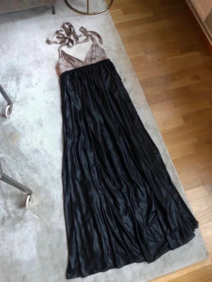 By Marlene Birger klänning - Använd fåtal gånger. Festklänning med dragkedja vid sidan om.