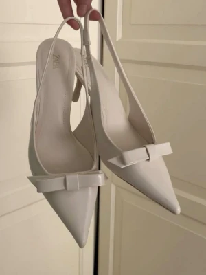 Slingbacks rosett Zara - Jättefina vita slingbacks med rosetter på från Zara🤍