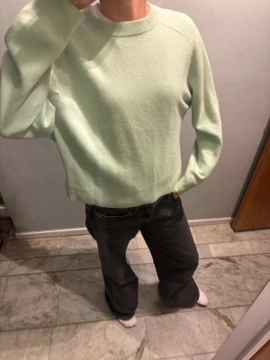 Ljusgrön kashmirtröja från H&M - Superskön ljusgrön tröja i 100% kashmir från H&M. Klassisk rund halsringning, ribbade muddar och avslappnad passform. Perfekt till jeans eller kjol för en chill och stilren look.