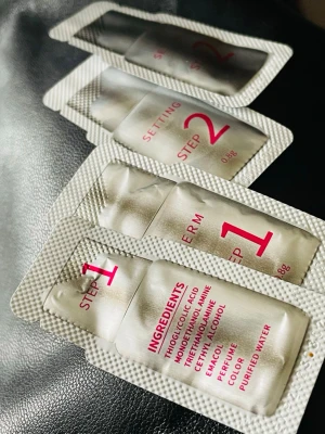 2 set (4 st) 2-stegs permanent för lash lift eller ögonbryn -  2-stegs permanent lash lift för ögonbryn eller fransar. Förpackningen innehåller både Step 1 och Step 2, märkta med röd text. Perfekt för dig som vill boosta fransarna hemma. 