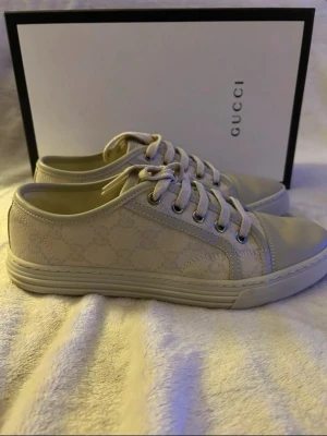 Gucci Tennis 1977  - Superfint skick, box & dustbags plus certifikat medföljer. Inget kvitto därav priset 🫶Passar även 37&38