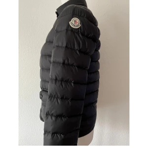 Moncler jacka  - Säljer min så himla fina Moncler jacka. Modellen heter ”LANS GIUBBOTTO LANS JACKET” och är i storlek 1, vilket jag skulle säga motsvarar ish en storlek S. Nypriset är runt 8000-9000 men jag säljer för 3300kr. Köpt på vestiare collective. Jackan är i fint skick men tyvärr finns ett litet hål som är igensytt och tejpat på armen (därav priset). Detta är en så praktisk dunjacka som passar till alla tillfällen! 💕Jag har även verifierat jackan på Moncler code hemsidan och fått den bekräftad.