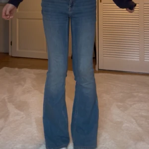 Blå bootcut jeans från Promoda - Säljer ett par klassiska blå jeans från veromoda med bootcut passform. Jeansen har låg midja och är bootcut. Storlek W28L34. Skriv för mer info!!💗