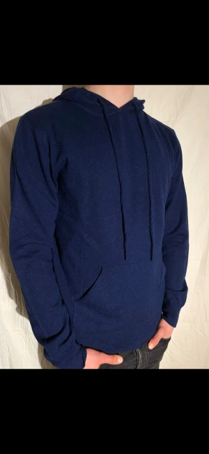 Kaschmir tröja  - Kaschmir och merinoull blend. Helt ny!! Denna är storlek M men den finns även i S och L. Modellen på bilden är 182! Här av er för fler bilder. 