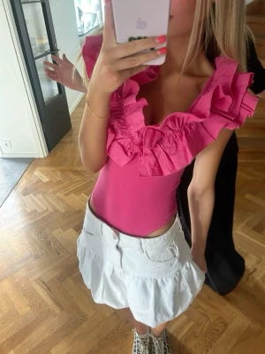 Jeanskjol - Supeerrr gullig volangkjol från Zara, ända märkbara defekten är liten fläck som syns på sista bilden men den syns knapp😋