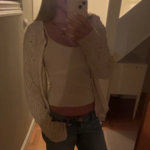 Vit kofta - Snygg vit kofta från Lindex med en knapp upp till. 