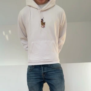 Ralph Lauren Bear Hoodie - Säljer en sjukt fet och unik hoodie från Ralph Bear Lauren. Hoodien är i bra och har en unik björn som rider på hästen!! Den sitter i strl S och hör gärna av er vid frågor eller funderingar!!