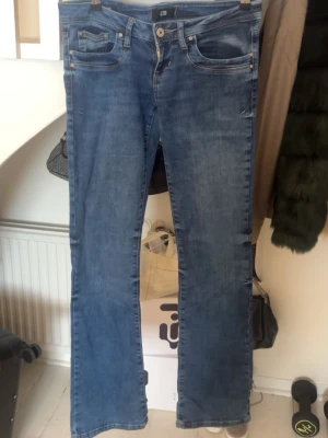 Blå valerie bootcut jeans från LTB - Snygga blå jeans från LTB i modellen Valerie. Bootcut, mörk blå, och låg midja. Ganska stretchigt tyg så midjan har stretchats ut lite. Jätte snygga!! 💕