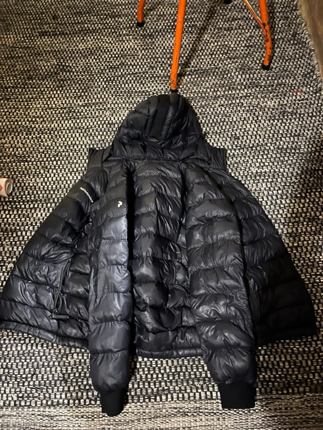 Svart dunjacka från Peak Performance