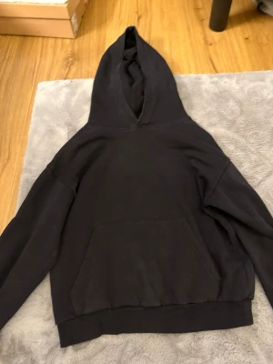Vanlig svart hoodie med luva  - Skön, med fickor, luva