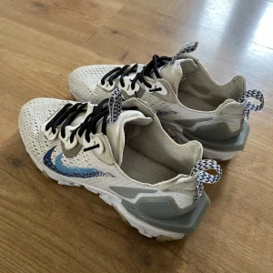 Nike react vision - Hej, säljer dessa väldigt feta Nike react vision i storlek 40. De är i väldigt bra skick och nya skosnören sitter på. Nypris: 1750kr mitt pris: 600kr men kan diskuteras vid snabb affär, skriv gärna vid frågor eller intressen.