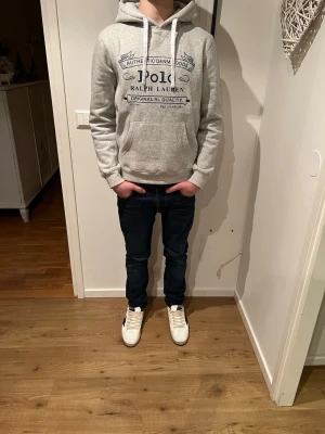 Ralph Lauren hoodie - Säljer denna feta Ralph lauren hoodie i storlek M passar S, helt ny med prislapp, modellen är 175cm 60kg sitter perfekt, Hör gärna av dig vid funderingar🤝