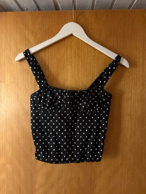 Prickig topp  - Prickig korsett topp från shein, kommer tyvärr inte till användning då den ej passar mig. Man knäpper den i ryggen som en bh🌸