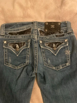 Miss Me jeans - Funderar på att sälja dessa sjukt snygga jeans från Miss Me jeansen i bootcut-modell och låg midja. Innerbenslängden är ca 75-76cm och midjemått (rakt över) är ca 35-36cm💗mycket bra skick💗