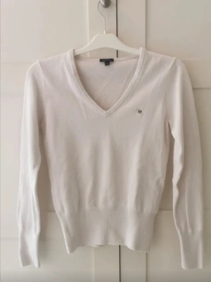 V-ringad gant tröja - Jättefin vit v-ringad gant tröja i mycket bra skick i storlek S. 100% bomull.  Ordinarie pris: 1600kr 