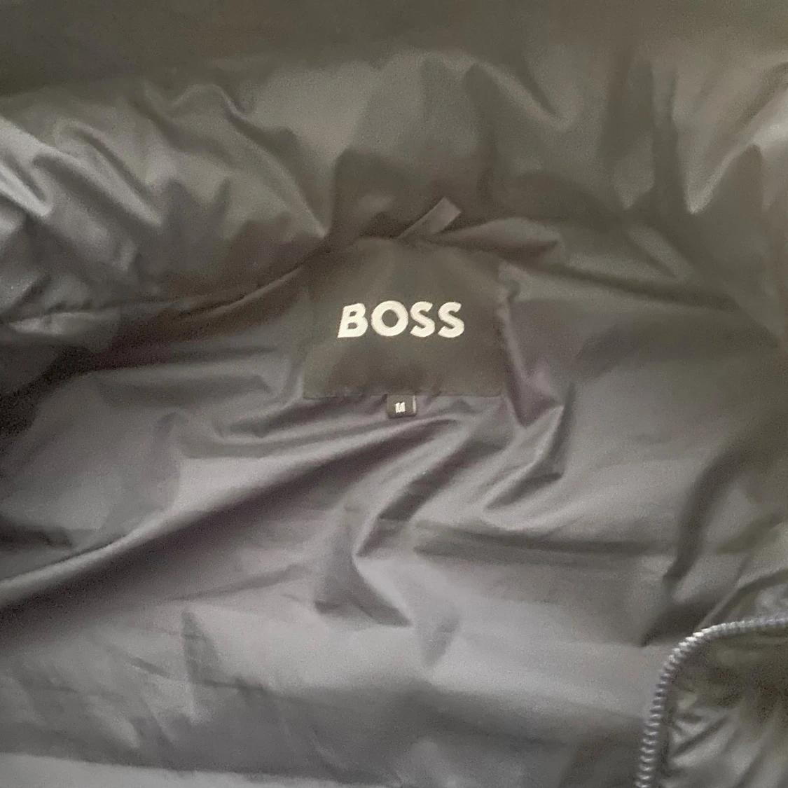 Svart dunväst från BOSS med huva - 2