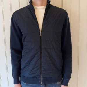 Massimo dutti cardigan - Massimo dutti Cardigan | Storlek: L,  passar M | Mycket bra skick | Modellen är 183 och väger ca 70 kg | Hör gärna av dig vid frågor och funderingar! 🤗