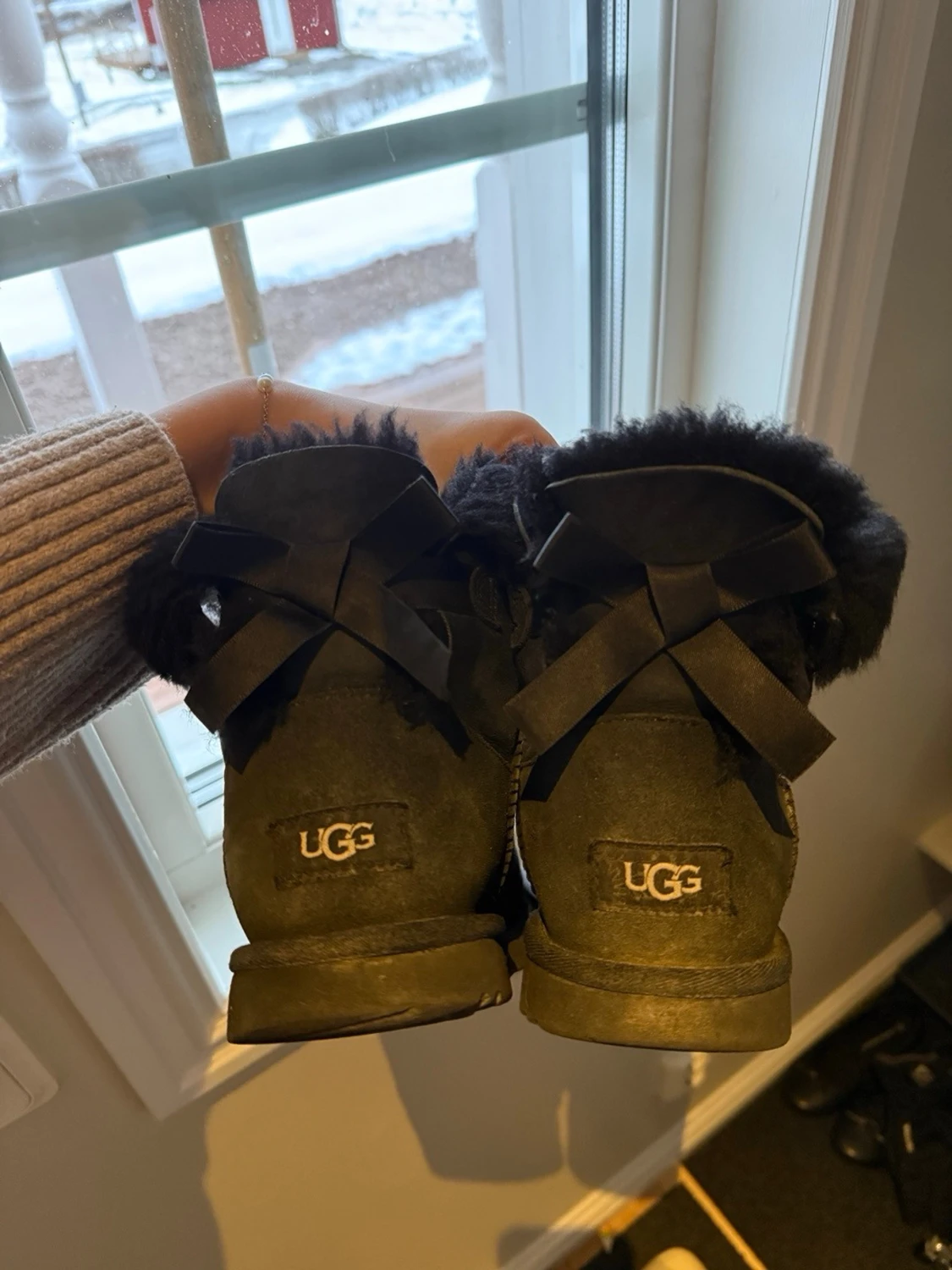 Svarta UGG boots med rosetter