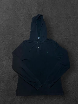 Polo Ralph Lauren hoodie - strl S - Säljer en svart Polo Ralph Lauren featherweight mesh hoodie med polokrage och grönt broderat märke på bröstet i storlek S  👕 Märke: Polo Ralph Lauren 📏 Storlek: S 🎨 Färg: Svart med grönt broderat märke 📍 Skick: Bra skick, defekt på vänster arm (se bilder)  💬 Har du några frågor är det bara att höra av dig! 💰 Vid snabb affär kan priset diskuteras. 📦 Skickar alltid inom 24 timmar!