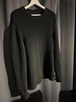 Washed Tröja - Tja, säljer en fet washed tröja från QS. Skick 9/10. Storlek M. Nypris 2000, mitt pris 379 men kan diskuteras vid intresse! Hör av dig vid frågor o funderingar!