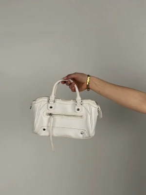 Liten vit (07) - En liten gullig vit handväska som behöver sitt nya hem! 🐰                                                                   (Det finns axelrem i väskan) 