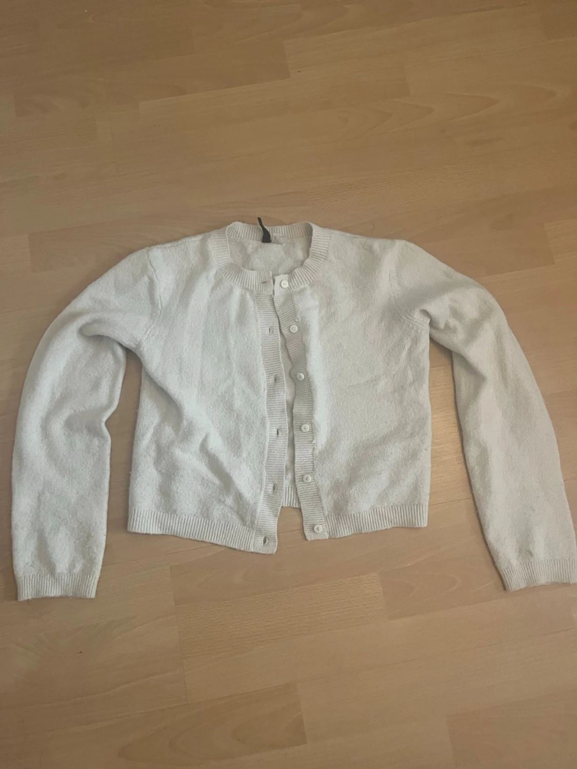 Vit kofta med knappar