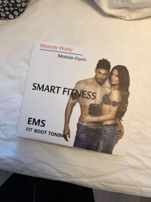 EMS träningsutrustning - EMS träningsutrustning för mage, armar och ben från Beauty Body. Perfekt för hemmaträning och muskeltoning.