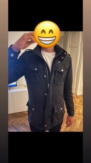 J.Lindberg field jacka - Säljer denna feta J.Lindberg jacka, perfekt nu inför vintern då den är varmare än vad den ser ut. Jag på bilden är 184cm och den sitter fint på mig så är du runt 180 är det något för dig. Hör av dig vid frågor och funderingar!