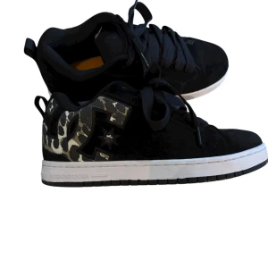 DC SHOES - Dc skor med leopard mönster, använda 2 gånger då dom var för stora för mig tyvärr! Vid köp så tvättar jag självklart sulan så gott det går☺️🖤