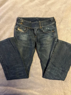 Diesel blå bootcut jeans - Sjukt snygga jeans från Deisel, säljer då de tyvärr inte passar🩷 Midjemått: 35 cm