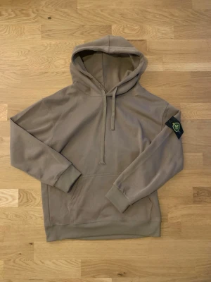 Stone island hoodie - Riktigt fet stoneisland hoodie i olivgrön färg. Knappt använd och riktigt skön. Tveka inte med att höra av er!😄