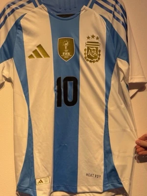 Argentina Messi tröja. - Argentina vm 2026 med Messi på ryggen, nytt skick och otrolig kvalité, storlek s, hör av er vid minsta lilla. PRISET ÄR EJ HUGGET I STEN