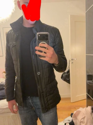 Jacka Zara - Säljer denna feta jacka från Zara använder inte längre storlek S. Tveka inte att hör av er